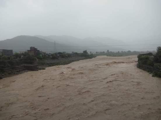 अविरल बर्षाका कारण बुटवलको तिनाउ नदीले खतराको तह पार गर्यो