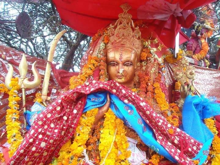 प्रसिद्ध तीर्थस्थल पाथीभरा मन्दिर क्षेत्रका वनमा लागेको आगो अझै नियन्त्रणमा आउन सकेन