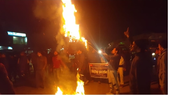 नेविसंघले बर्दघाटमा प्रधानमन्त्री केपी शर्मा ओलीको पुत्ला जलायो
