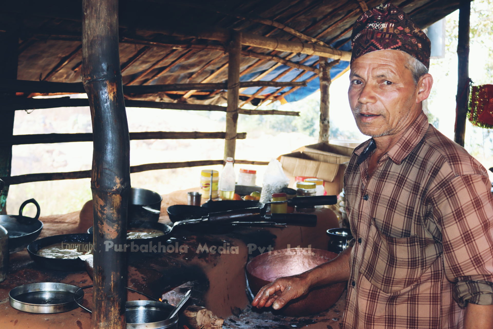 रम्भादेवीमा रोट बेच्दै “चटपटे बाजे”