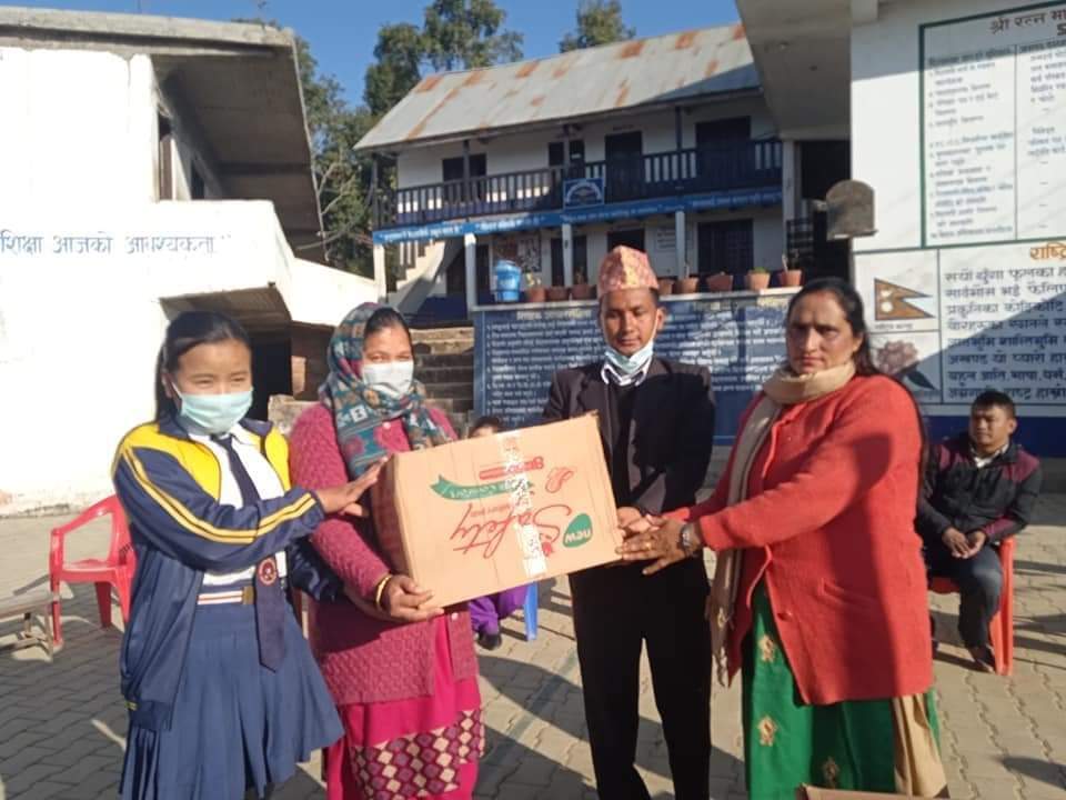 माथागढी गाउँपालीकाले ४१ ओटा विद्यालयमा सेनेटरी प्याड वितरण गर्यो