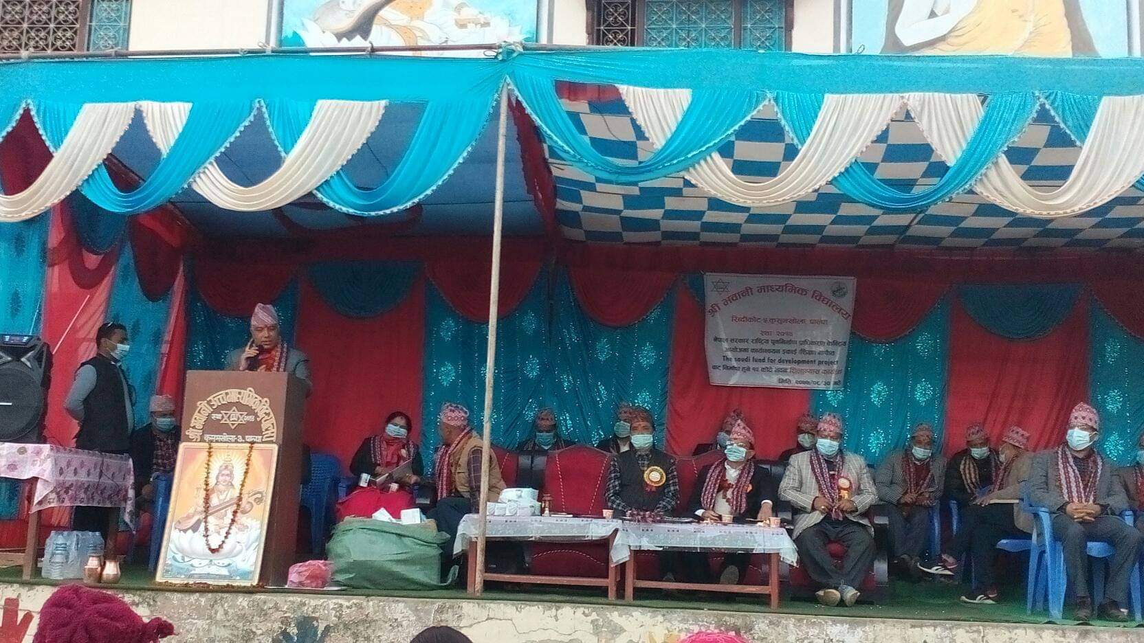 राष्ट्रिय पुन निर्माण प्राधिकरण प्रमुख सुशिल ज्ञवाली द्धारा भवानी मा वि को १२ कोठे भवनको शिलान्यास