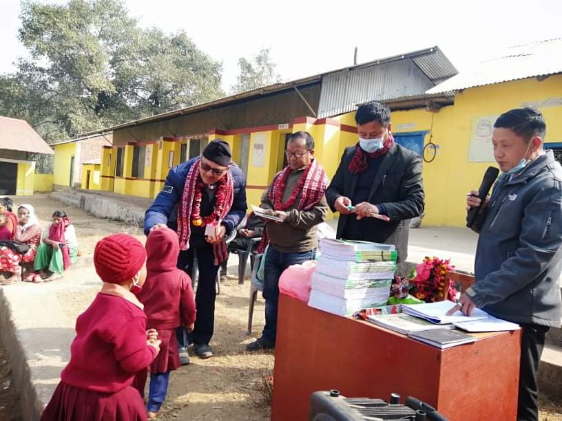 विक्रम रानाबाट साहारा देवि नमुना विद्यालयका विध्यार्थीलाई  न्यानो कपडा तथा शैक्षक सामाग्री सहयोग