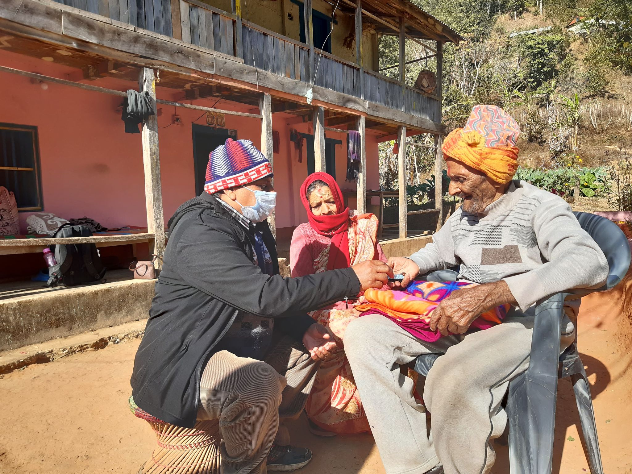 पूर्वखोला गाउँपालिकाले ८० वर्ष माथिका जेष्ठ नागरिक र पूर्ण अपाङ्गता भएका व्यक्तिहरुको घरमै पुगेर गर्यो स्वास्थ्य परिक्षण