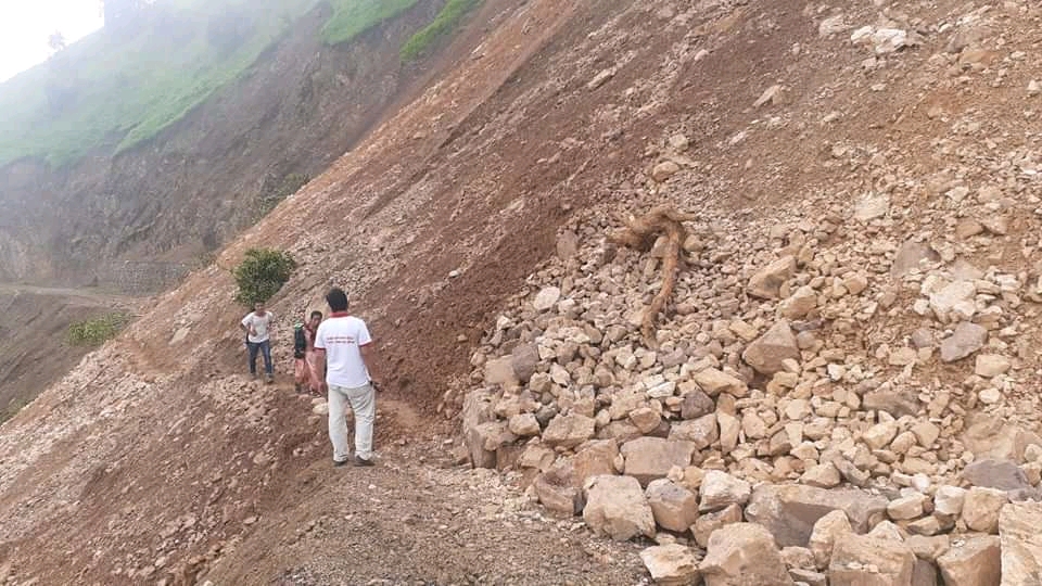 देवीनगरको विभिन्न स्थानमा पहिरो,जनजीवन कष्टकर