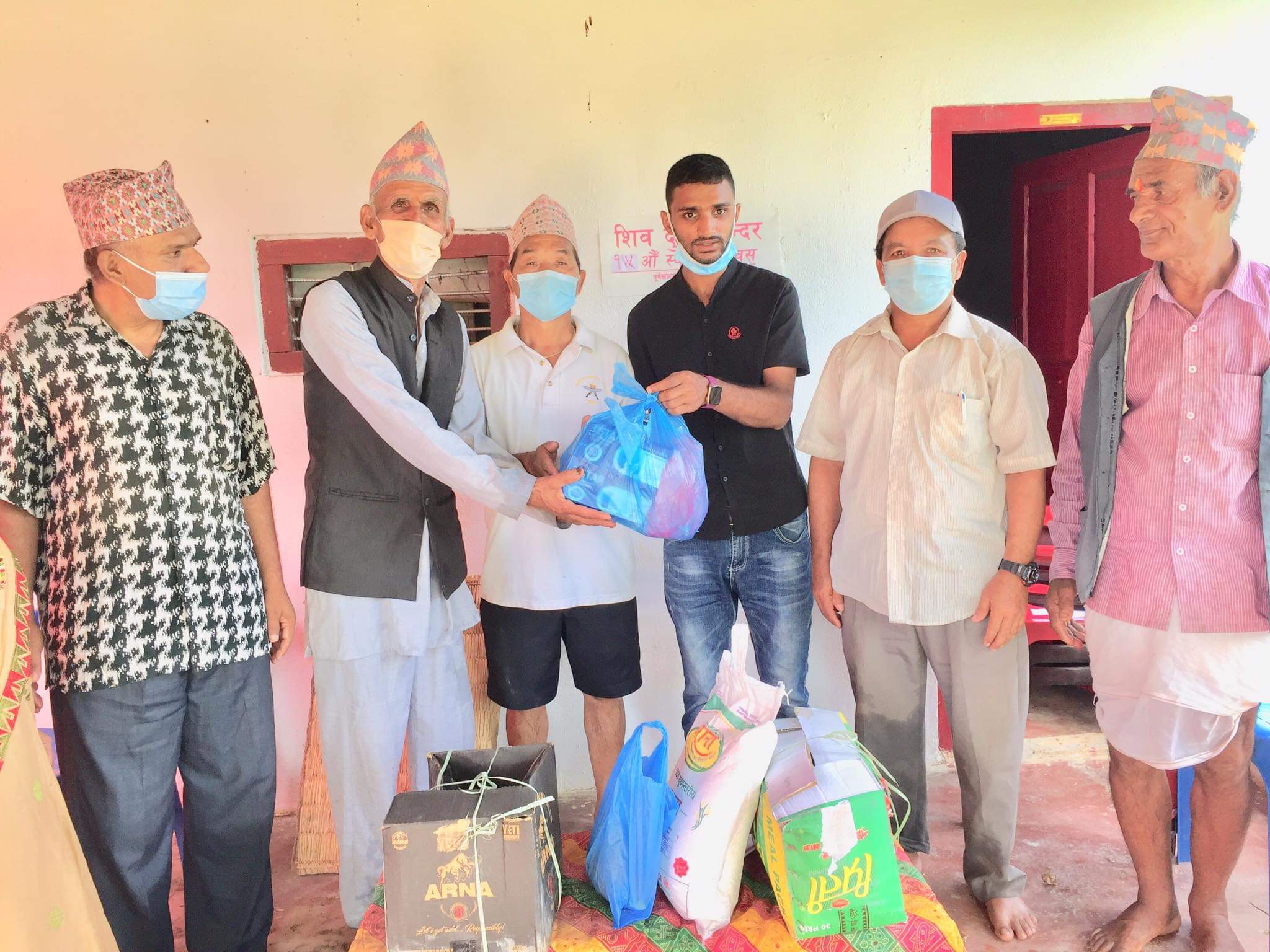 रियल फ्रेन्ड हाम्रो गुरुपले शिव दुर्गा मन्दिरलाई स्वास्थ्य सामाग्री सहयोग