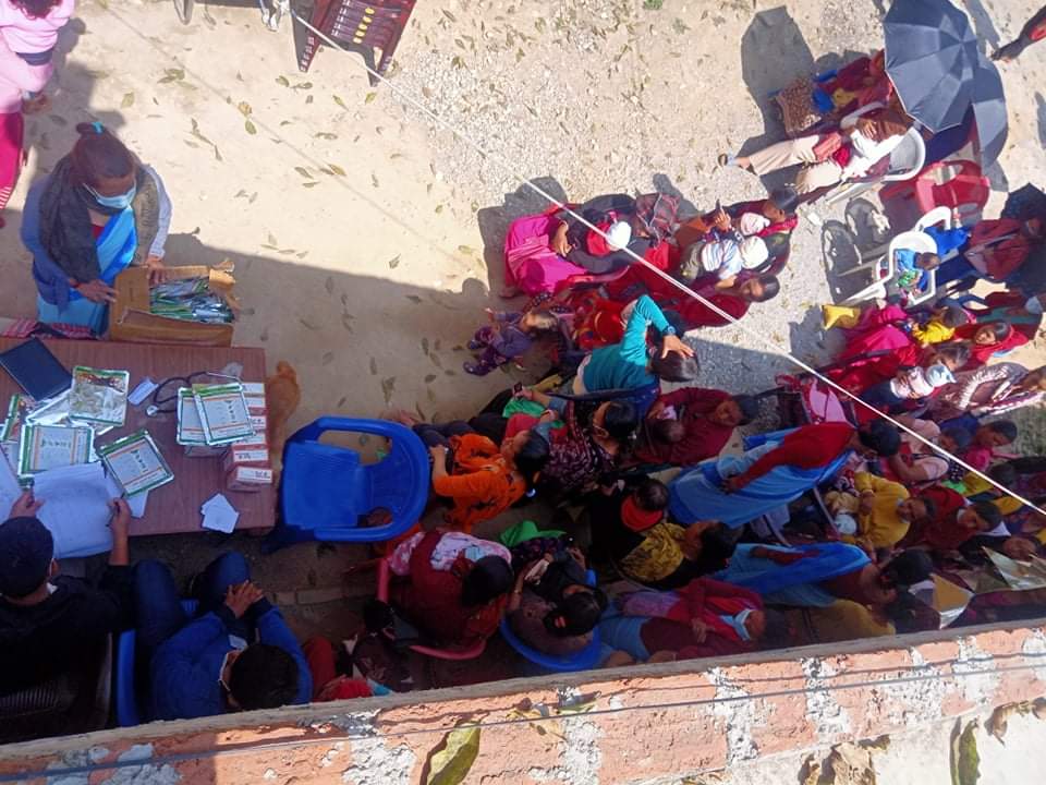 पूर्वखोलामा  सुनौलो  एक हजार दिनका आमा र बच्चा हरुलाई तरकारीको बीउ र लिटो वितरण