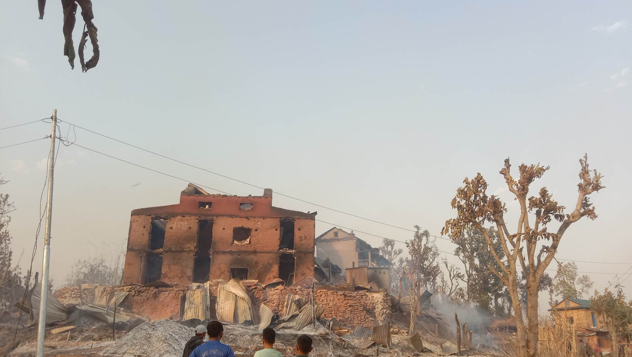 रामपुर मधुकोटमा आगोलागी बाट चार घर  पूर्ण रुपमा जलेर नष्ट ; २ घाइते