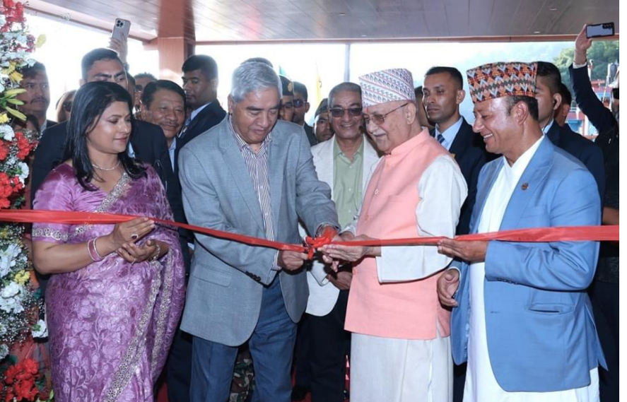 ओली र देउवा मन्त्रीहरुको लस्कर लिएर रेस्टुरेण्ट उद्घाटनमा व्यस्त, बाढी प्रभावित क्षेत्रमा पाइला टेक्न समय छैन