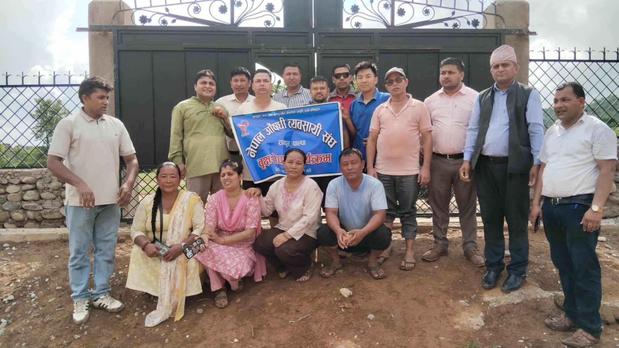 रामतुलसी माविको खेलमैदानमा औषधि व्यवसायी सङ्घले रोपे विभिन्न जातका विरुवा