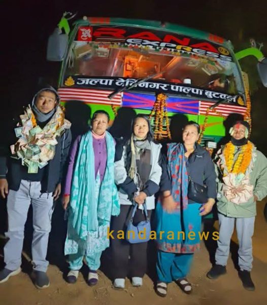 पाल्पाको समानसिङमा पहिलो पटक बस पुग्यो, चालकलाई पैसाको माला र अविरले भव्य स्वागत