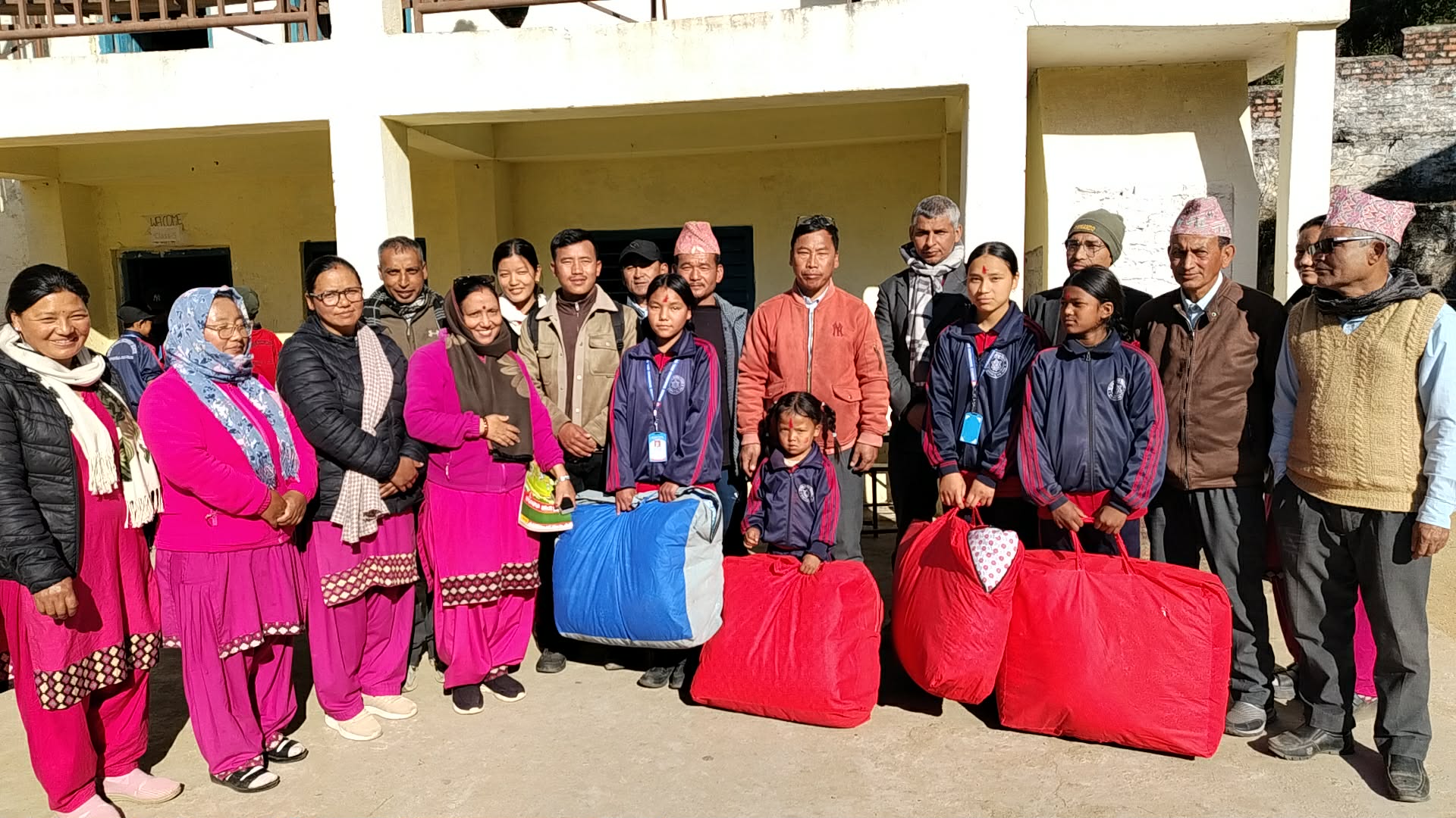 तिहारमा देउसी–भैलो संकलनबाट न्यु जल्पाली लोक पञ्चेबाजाद्वारा सामाजिक सहयोग