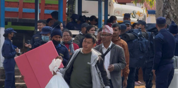 पाल्पामा निर्वाचन सामग्री मतदान केन्द्रमा पुग्यो, हेक्लाङमा विवाद